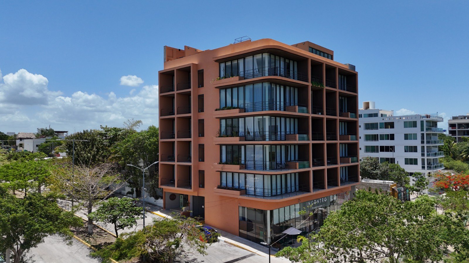 Fachada de IXUH sobre la Quinta Avenida en Playa del Carmen