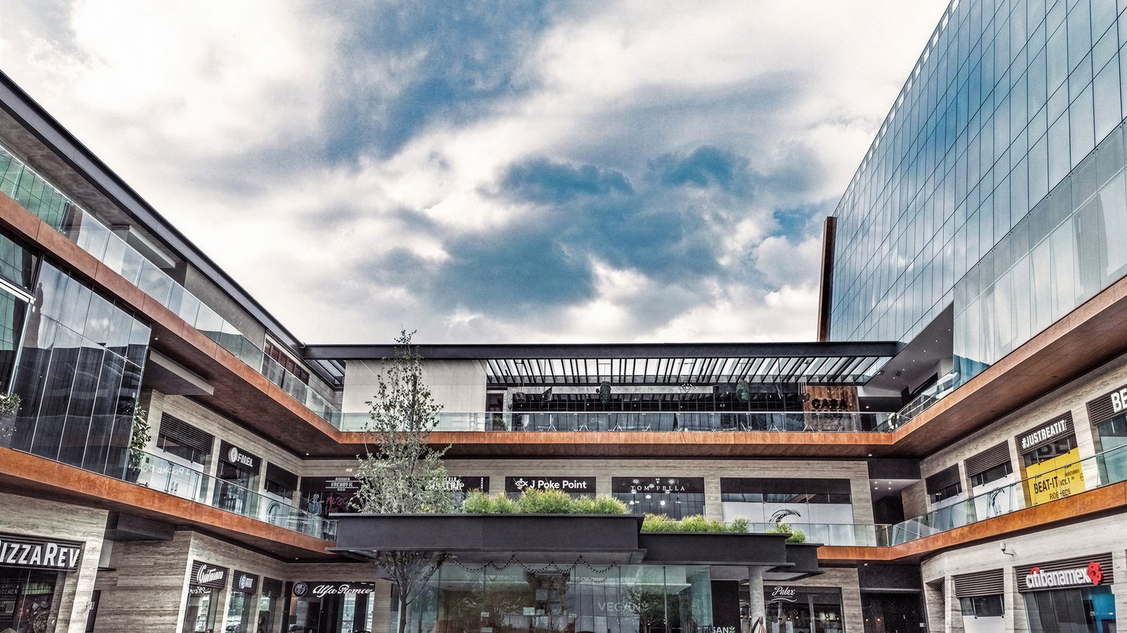 Plaza interior de CHROMA, desarrollo de locales y lofts en San Pedro Garza García