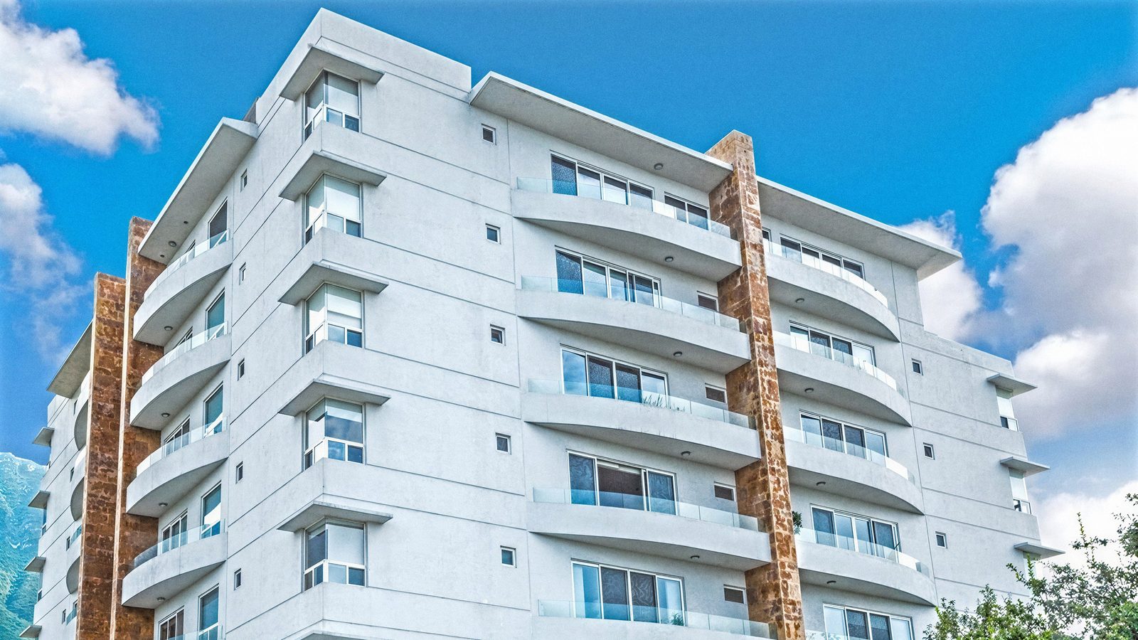 Fachada de NARANHO, edificio de departamentos en San Pedro Garza García